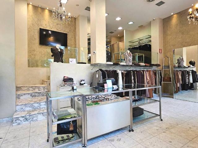 Locale Commerciale in vendita a Magenta, Lombardia