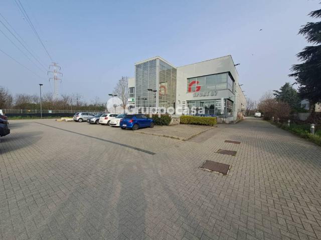 Locale Commerciale in vendita a Magenta, Lombardia