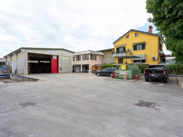 Locale Commerciale in vendita a Magenta, Lombardia