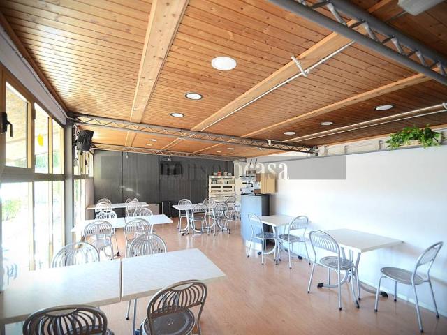 Locale Commerciale in vendita a Magione, Umbria