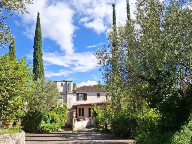 Locale Commerciale in vendita a Magione, Umbria