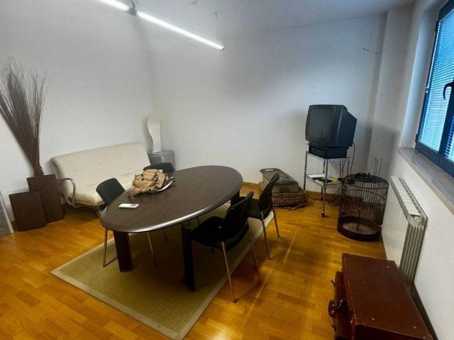 Locale Commerciale in vendita a Magione, Umbria