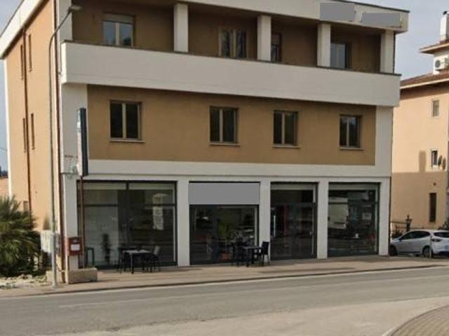 Locale Commerciale in vendita a Magione, Umbria