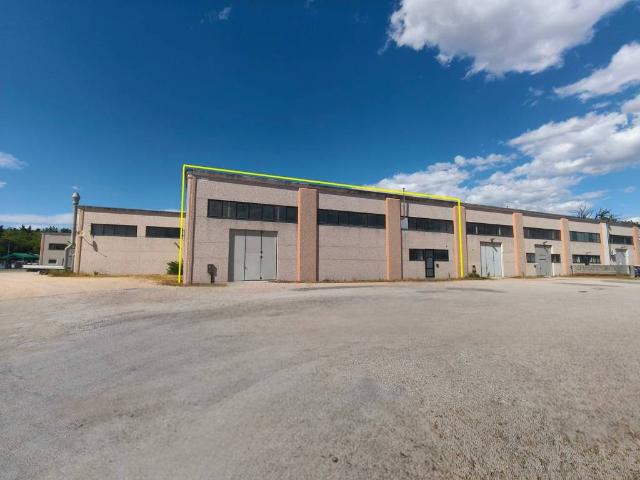 Locale Commerciale in vendita a Magione, Umbria