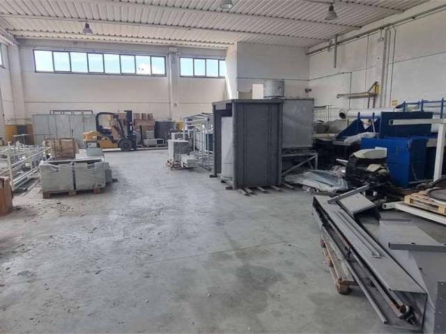 Locale Commerciale in vendita a Casenuove, Magione