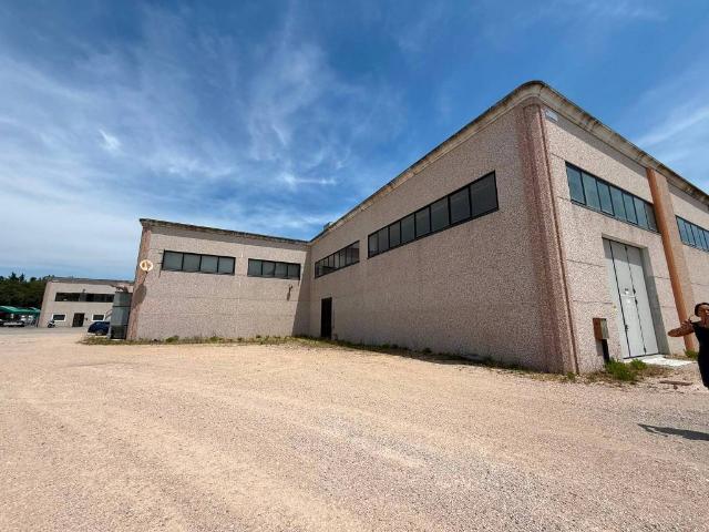 Locale Commerciale in vendita a Magione, Umbria