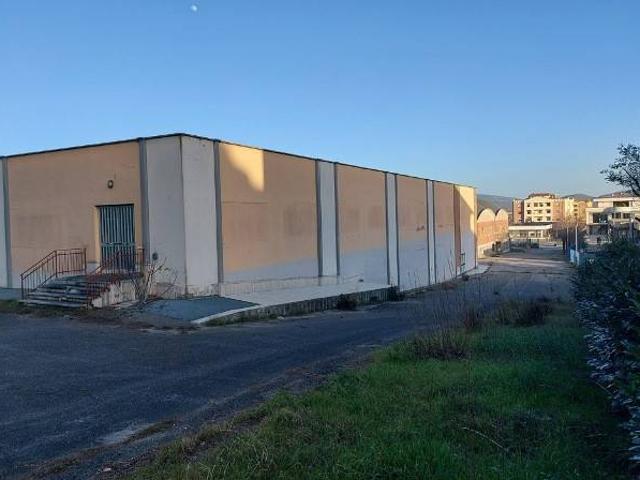 Locale Commerciale in vendita a Magione, Umbria