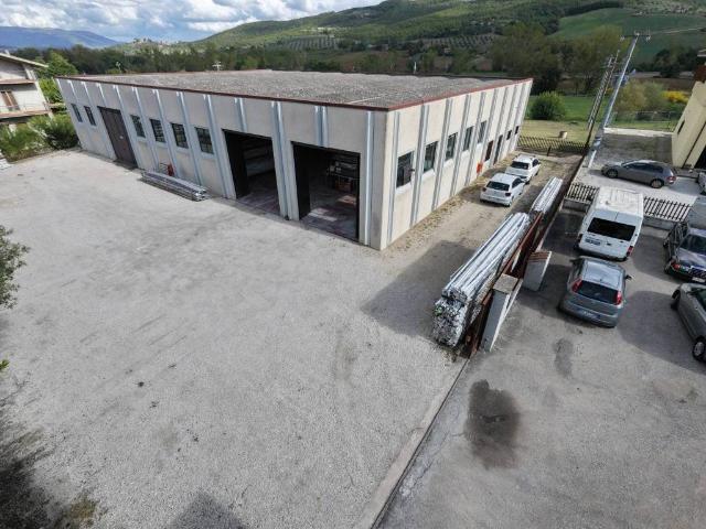 Locale Commerciale in vendita a Casenuove, Magione