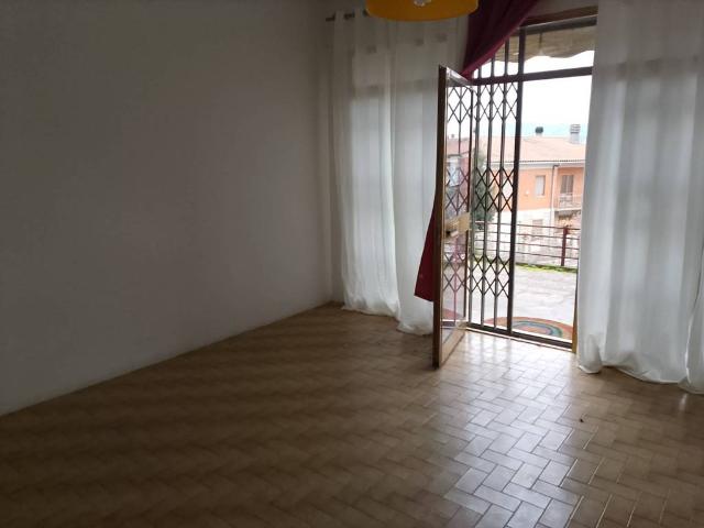 Locale Commerciale in vendita a Magione, Umbria
