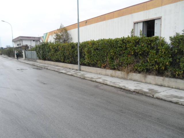 Locale Commerciale in vendita a Marche, Fermo