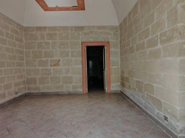 Locale Commerciale in vendita a Puglia, Lecce