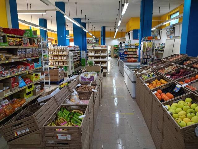 Locale Commerciale in vendita a Puglia, Lecce