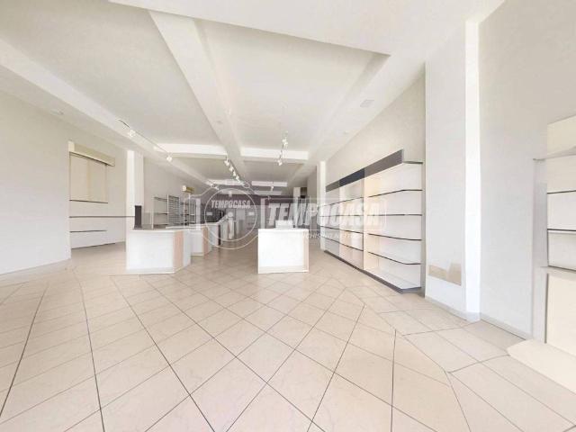 Locale Commerciale in vendita a Puglia, Lecce