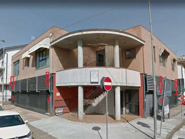 Locale Commerciale in vendita a Marche, Ancona