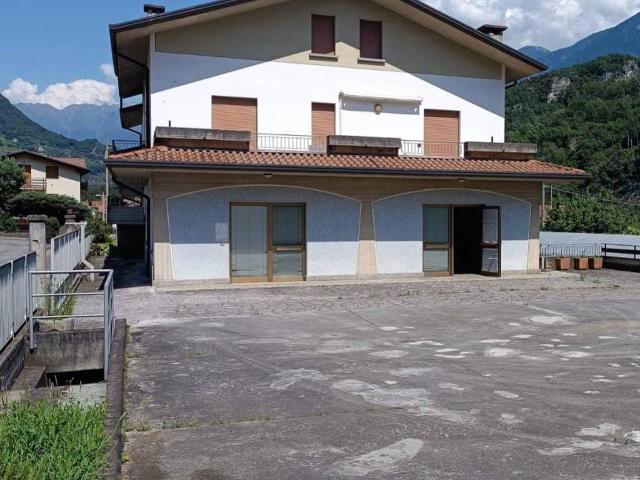 Locale Commerciale in vendita a Malegno, Brescia