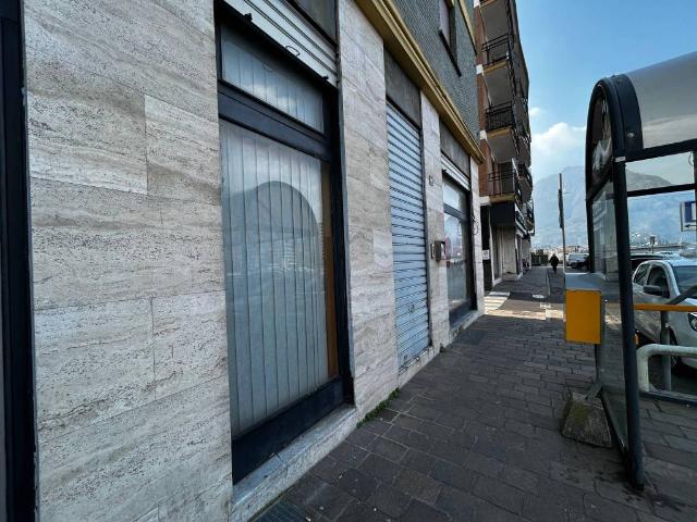 Locale Commerciale in vendita a Malgrate, Lombardia
