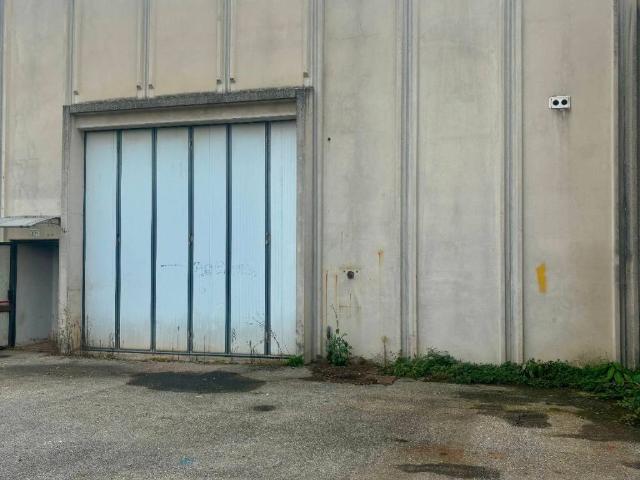 Locale Commerciale in vendita a Malnate, Lombardia