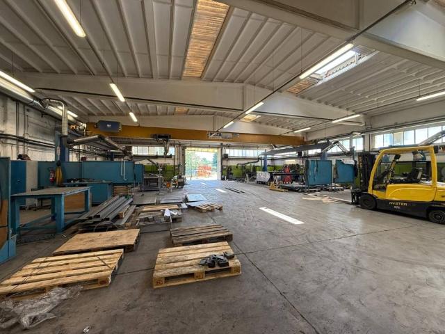 Locale Commerciale in vendita a Malnate, Lombardia