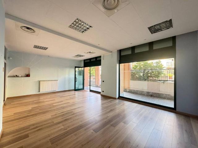 Locale Commerciale in vendita a Malnate, Lombardia