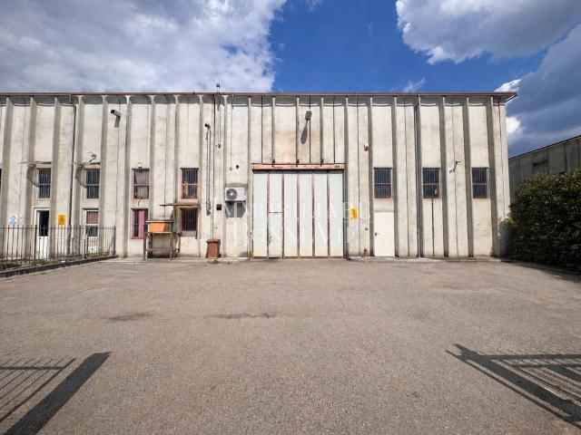 Locale Commerciale in vendita a Malnate, Lombardia