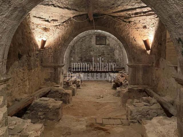 Locale Commerciale in vendita a Unione di Comuni Montani Colline del Fiora, Manciano