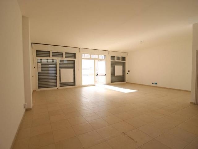 Locale Commerciale in vendita a Puglia, Taranto