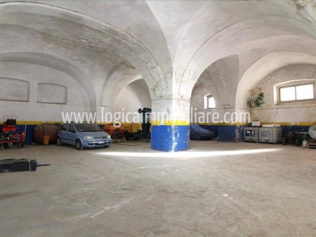 Locale Commerciale in vendita a Puglia, Taranto