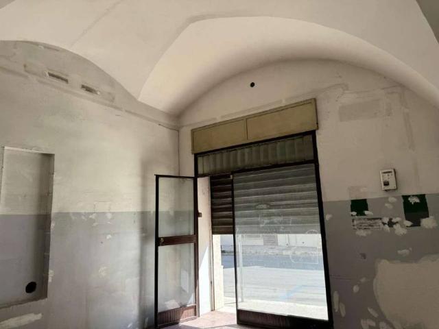 Locale Commerciale in vendita a Puglia, Taranto
