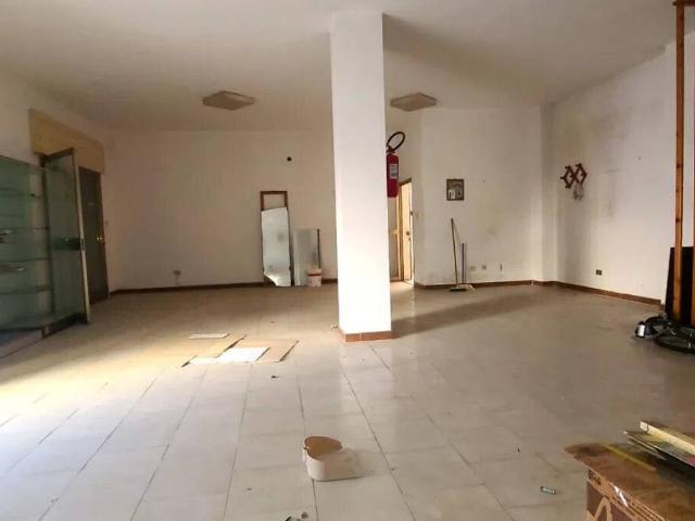 Locale Commerciale in vendita a Puglia, Taranto