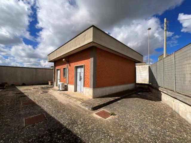 Locale Commerciale in vendita a Puglia, Taranto