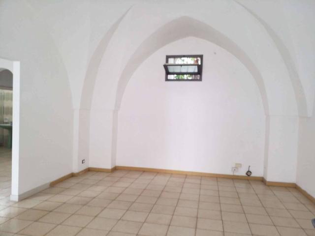Locale Commerciale in vendita a Puglia, Taranto
