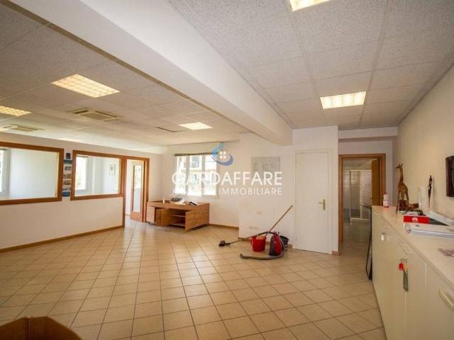 Locale Commerciale in vendita a Crociale, Manerba Del Garda