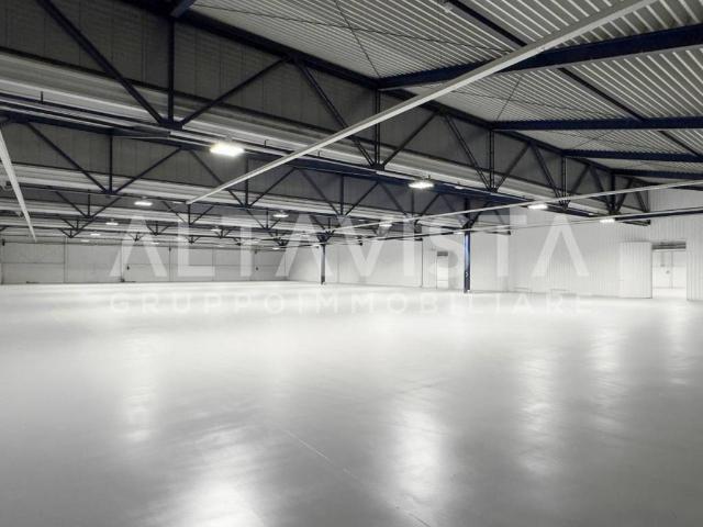 Locale Commerciale in vendita a Manerbio, Lombardia