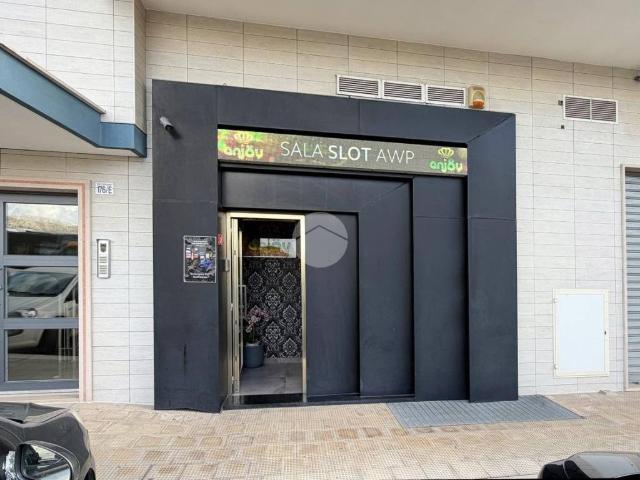 Locale Commerciale in vendita a Quartiere ANAS, Puglia