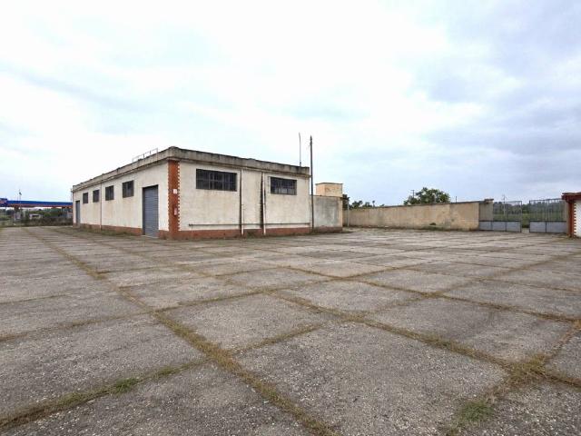 Locale Commerciale in vendita a Siponto, Puglia