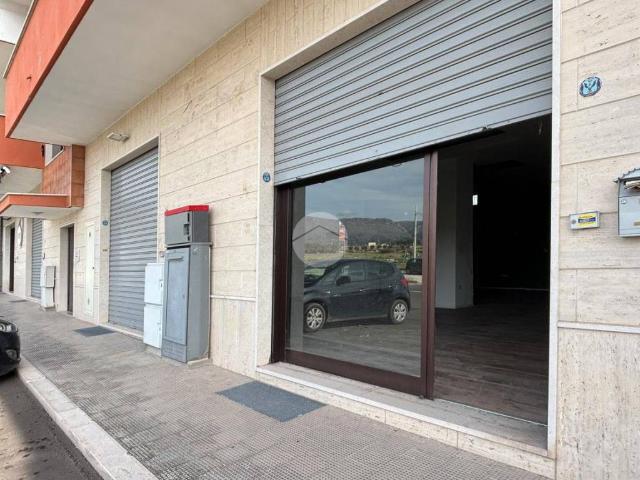 Locale Commerciale in vendita a Quartiere ANAS, Puglia