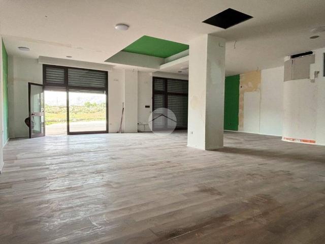 Locale Commerciale in vendita a Quartiere ANAS, Puglia