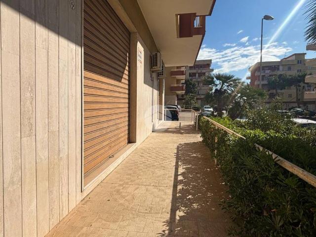 Locale Commerciale in vendita a Puglia, Foggia