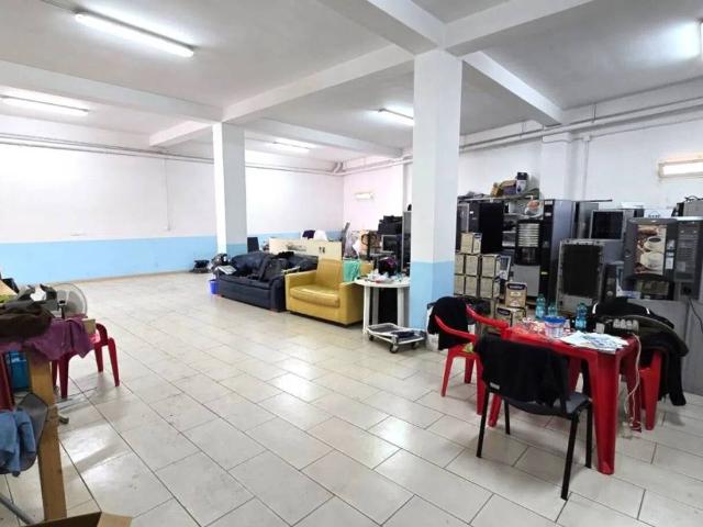 Locale Commerciale in vendita a Siponto, Puglia