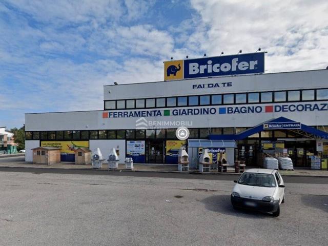 Locale Commerciale in vendita a Borgo Pompilio, San Giorgio Di Mantova
