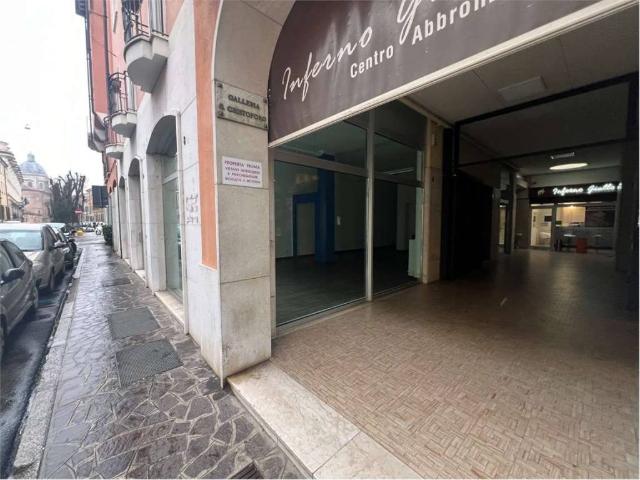 Locale Commerciale in vendita a Fiera-Catena, San Giorgio Di Mantova