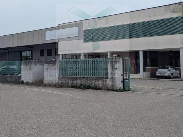 Locale Commerciale in vendita a Gambarara, San Giorgio Di Mantova