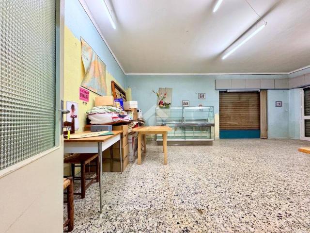 Locale Commerciale in vendita a Manzano, Friuli-Venezia Giulia