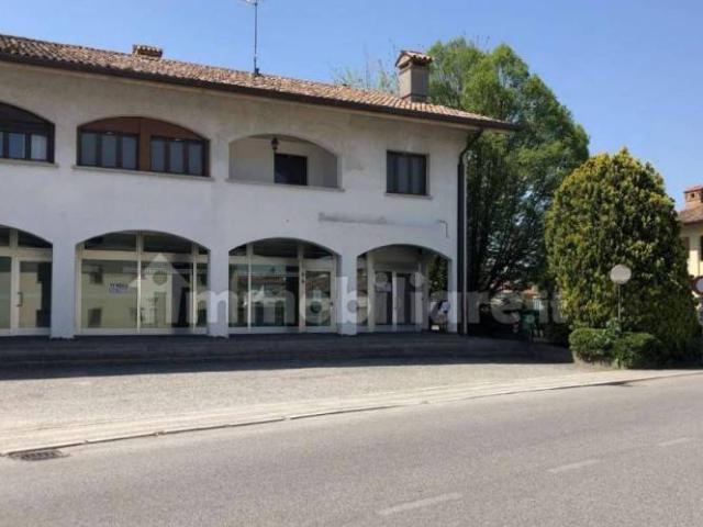 Locale Commerciale in vendita a Manzano, Friuli-Venezia Giulia