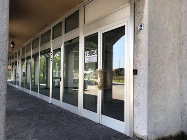 Locale Commerciale in vendita a Manzano, Friuli-Venezia Giulia