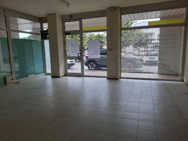 Locale Commerciale in vendita a Manzano, Friuli-Venezia Giulia