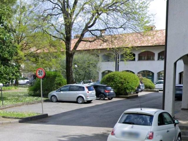 Locale Commerciale in vendita a Manzano, Friuli-Venezia Giulia