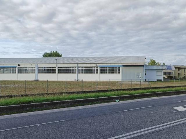 Locale Commerciale in vendita a Manzano, Friuli-Venezia Giulia