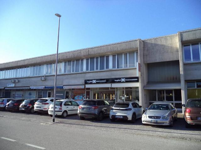 Locale Commerciale in vendita a Manzano, Friuli-Venezia Giulia