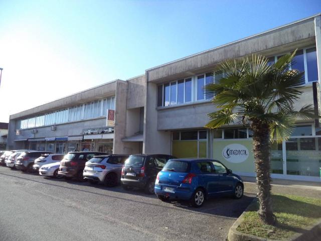 Locale Commerciale in vendita a Manzano, Friuli-Venezia Giulia
